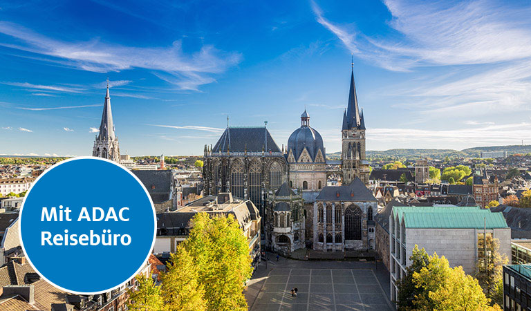 Panoramablick auf eine historische Kathedrale bei blauem Himmel und Sonnenschein