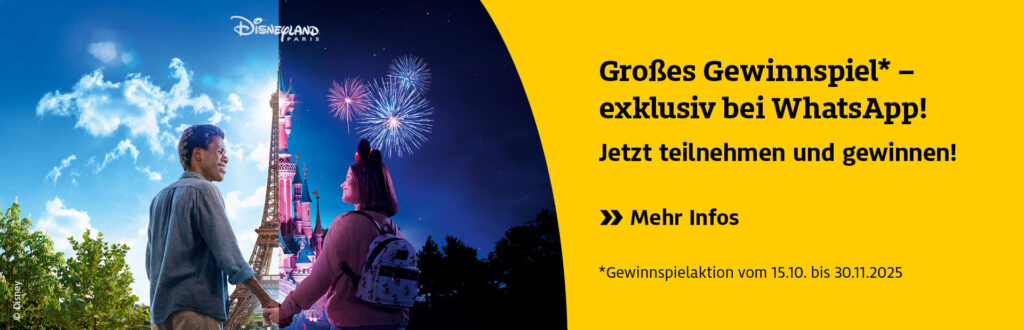 Ein junges Paar schaut lächelnd auf den beleuchteten Eiffelturm bei Nacht und Feuerwerk