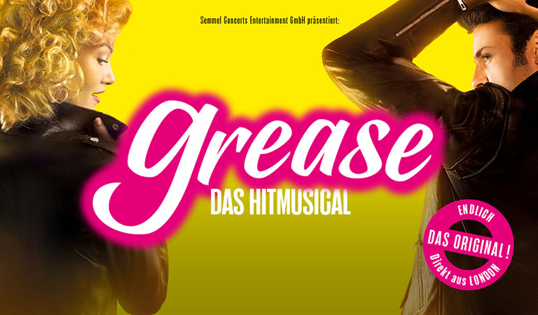 Frau und Mann in Lederjacken, lächelnd, grellpinkes "Grease"-Logo, gelber Hintergrund.