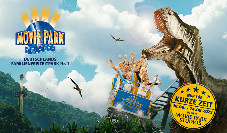 Fahrgeschäft mit jubelnden Menschen und Dinosaurier im Movie Park Germany mit bewölktem Himmel.
