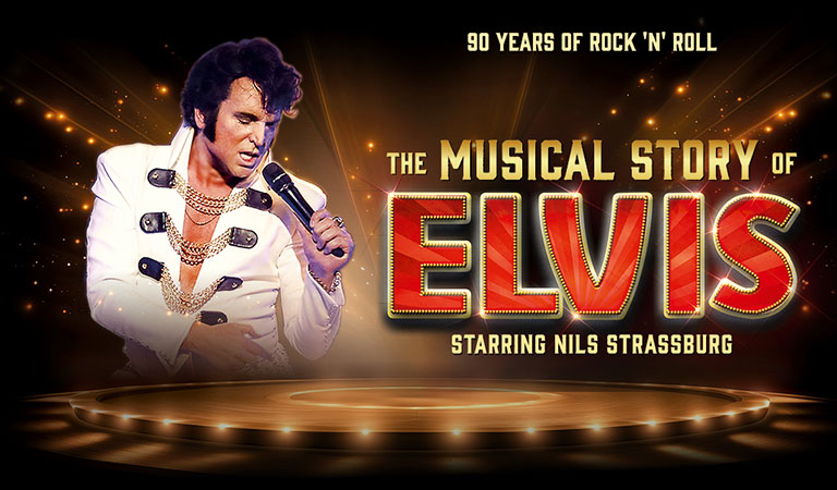 Mann in Elvis-Kleidung, mikrofonhaltend, weißes Kostüm, Lichter im Hintergrund, "Elvis"-Text.