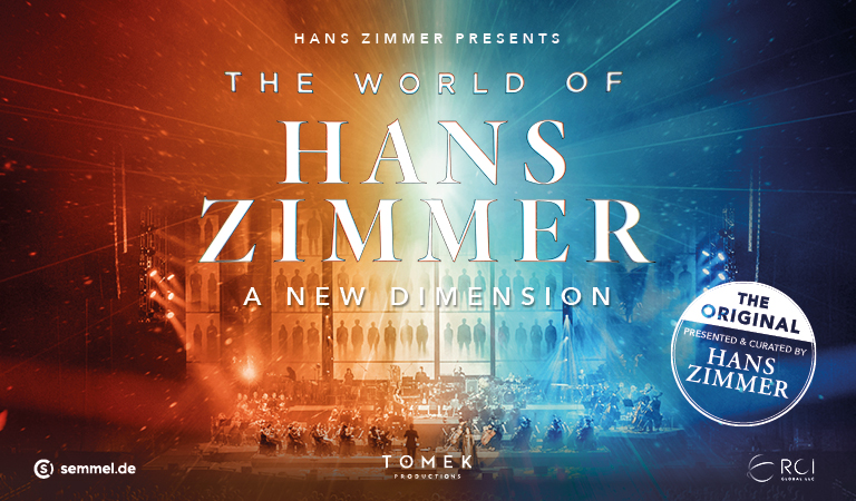 Ein großes Orchester auf einer Bühne mit blau roter Lichtshow und Hans Zimmers Namen im Fokus
