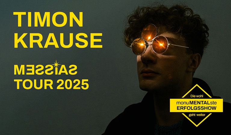 Ein Mann mit Sonnenbrille, ernster Ausdruck, vor dunklem Hintergrund, umgeben von gelbem Text.