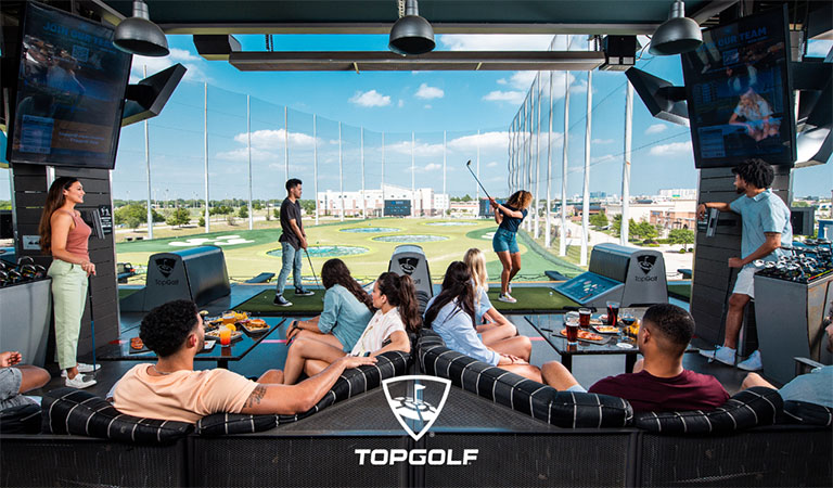 Menschen im Golfzentrum, entspannte Atmosphäre, fröhliche Gesichtsausdrücke, sonniges Wetter, farbenfroh.