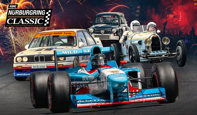 Mehrere Rennwagen in Aktion, bunte Lackierungen, vor Feuerwerk und ADAC Nürburgring Classic-Logo.