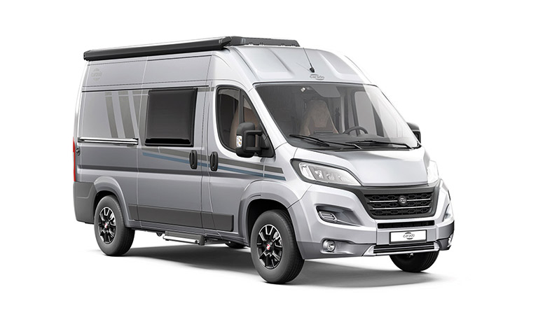 Silberner Wohnmobil-Van mit schwarzen Felgen und abgedunkelten Scheiben, seitliche Markise.