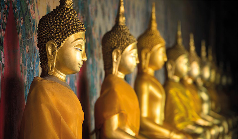 Goldene Buddha-Statuen in Reihe, nach rechts schauend, feine Details, sanftes Lächeln.