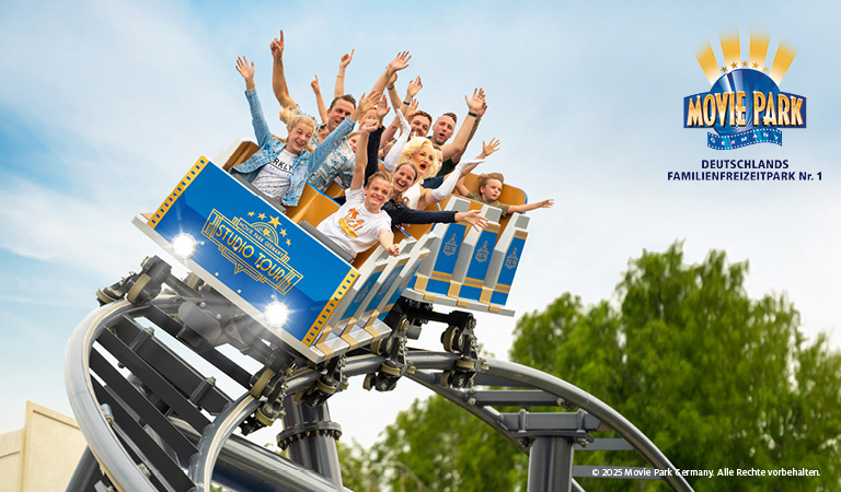 Eine fröhliche Gruppe auf einer Achterbahn im Movie Park Germany.