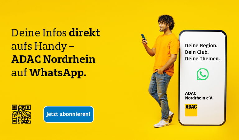 Ein lächelnder Mann in gelbem Shirt nutzt ein Smartphone vor gelbem Hintergrund