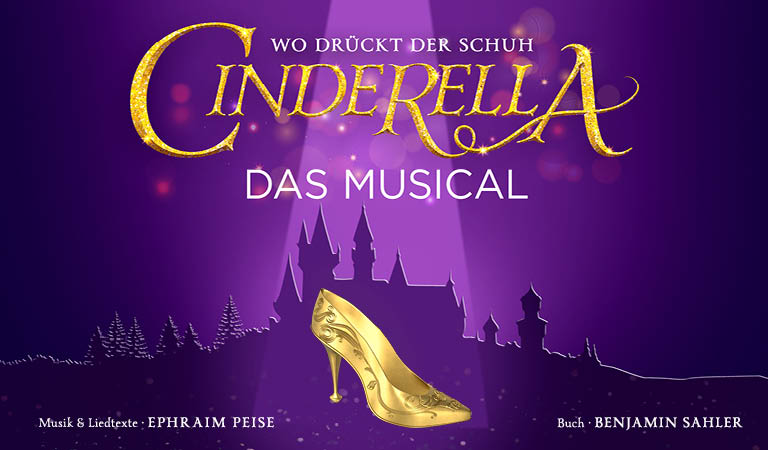 Werbung für das Musical "Cinderella" mit goldfarbenem Schuh auf violettem Hintergrund