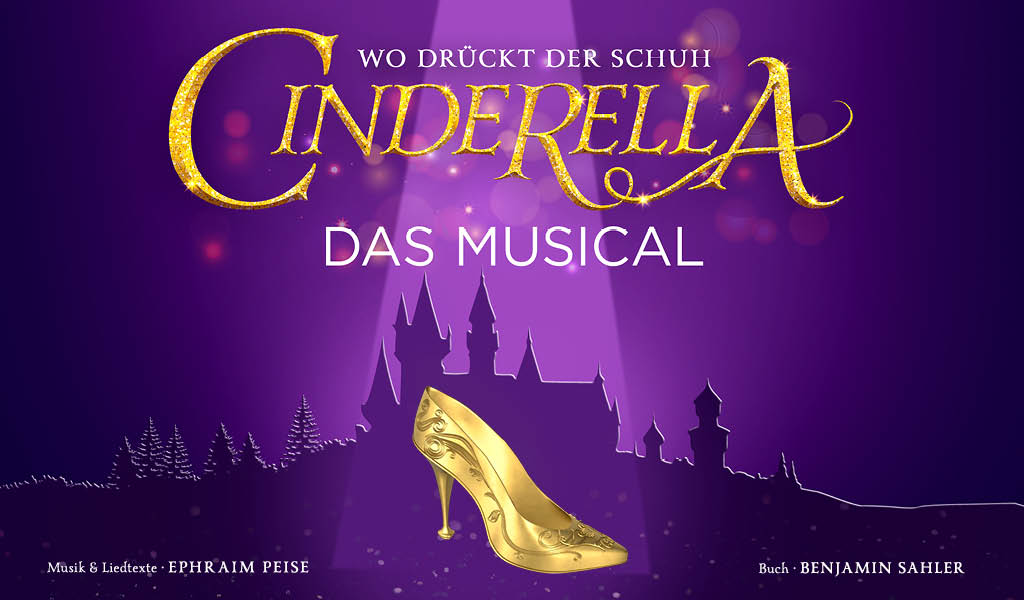 Ein goldener Schuh vor einer lila Skyline; Text: "Cinderella - Das Musical".