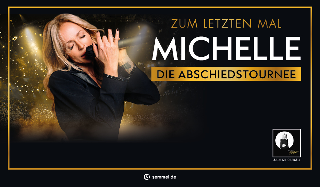 Eine Frau mit langen blonden Haaren singt leidenschaftlich auf einer Bühne vor funkelndem Hintergrund.