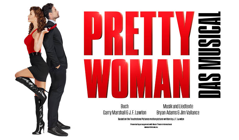 Ein elegantes Paar steht Rücken an Rücken vor einem großen "Pretty Woman"-Schriftzug.