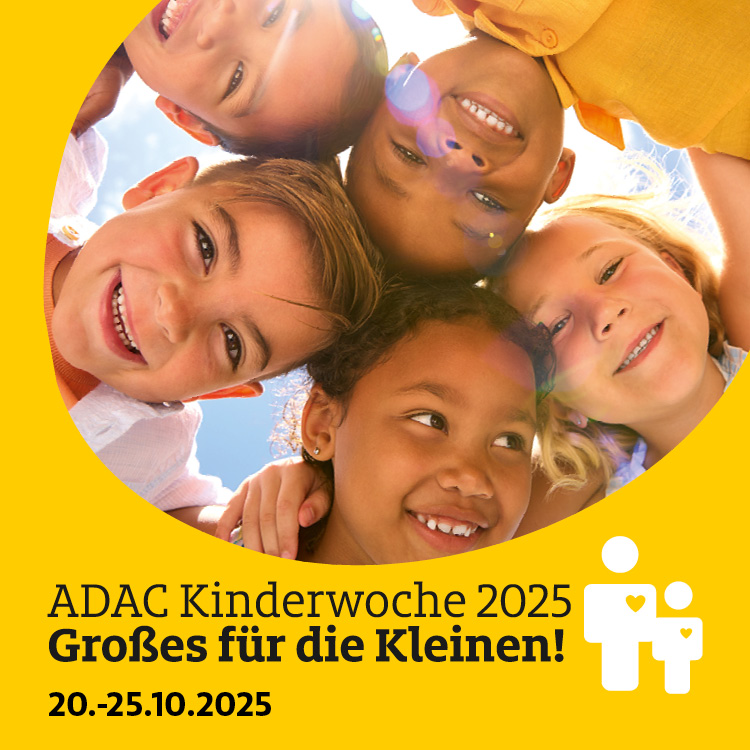 Eine fröhliche Gruppe von Kindern blickt in die Kamera, umgeben von warmem Licht