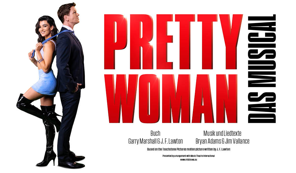 Ein lächelndes Paar steht Rücken an Rücken vor einem "Pretty Woman" Musical-Poster.