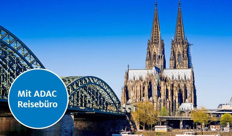 Kölner Dom vor klarem blauen Himmel mit der Hohenzollernbrücke im Vordergrund