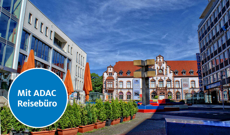 Eine belebte Straße mit historischen Gebäuden und modernen Strukturen.