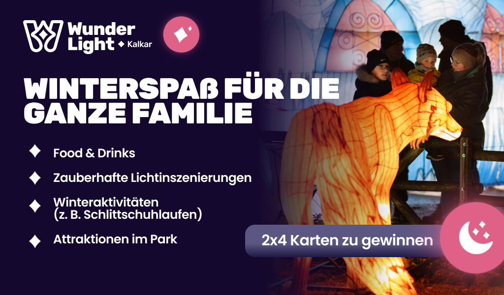 Zwei Kinder und ein Erwachsener lächeln neben einer leuchtenden Pferdefigur im Park