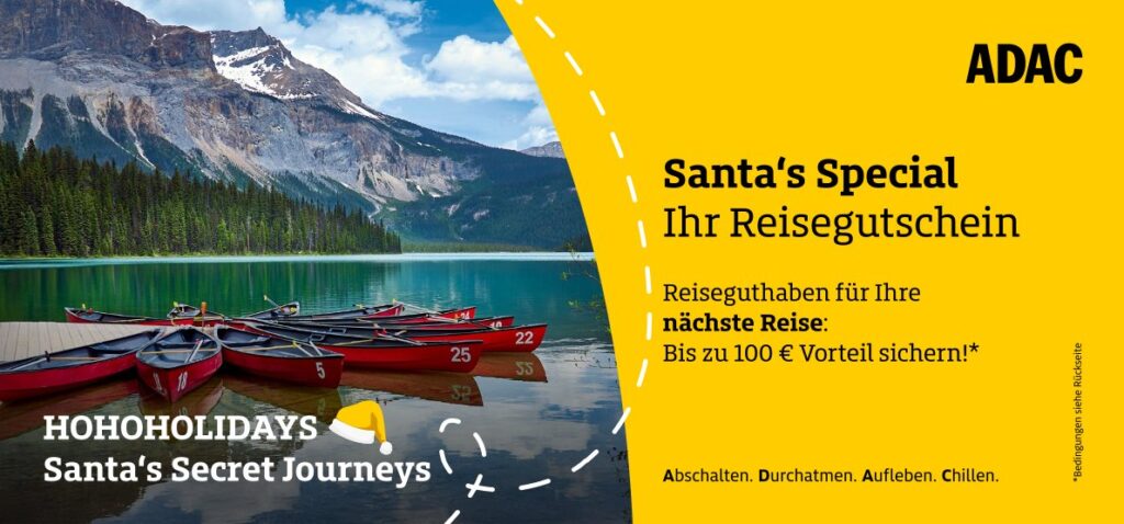 Mehrere rote Kanus liegen auf einem Steg an einem ruhigen See vor Bergkulisse