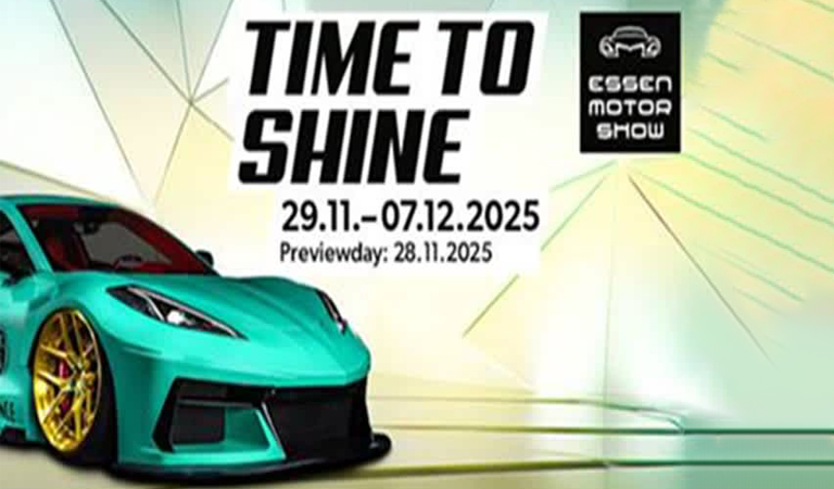 Ein türkisfarbener Sportwagen mit goldenen Felgen vor hellem, modernem Hintergrund