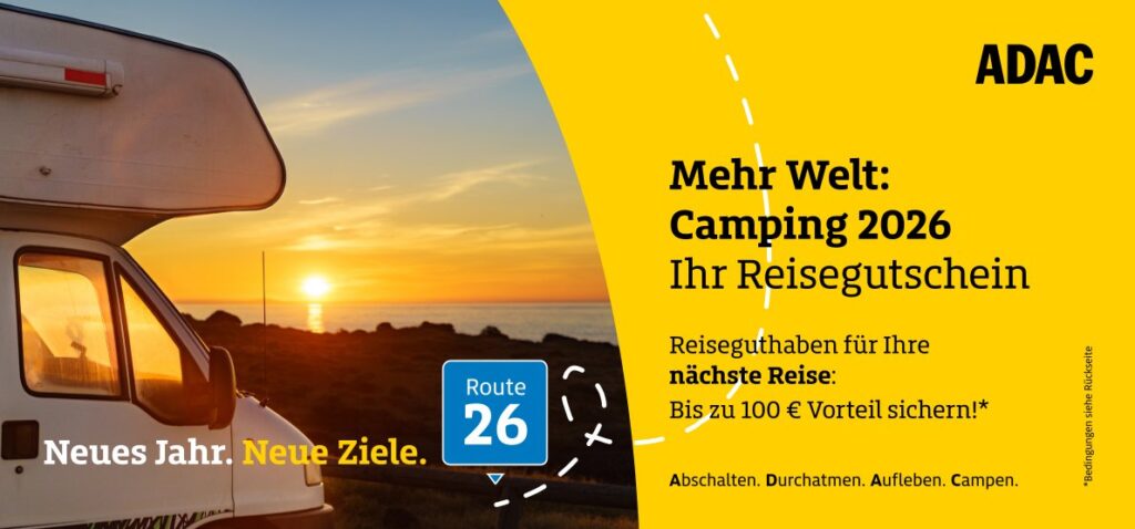 Weißes Wohnmobil vor Sonnenuntergang am Meer mit gelben ADAC Camping Gutschein Infos