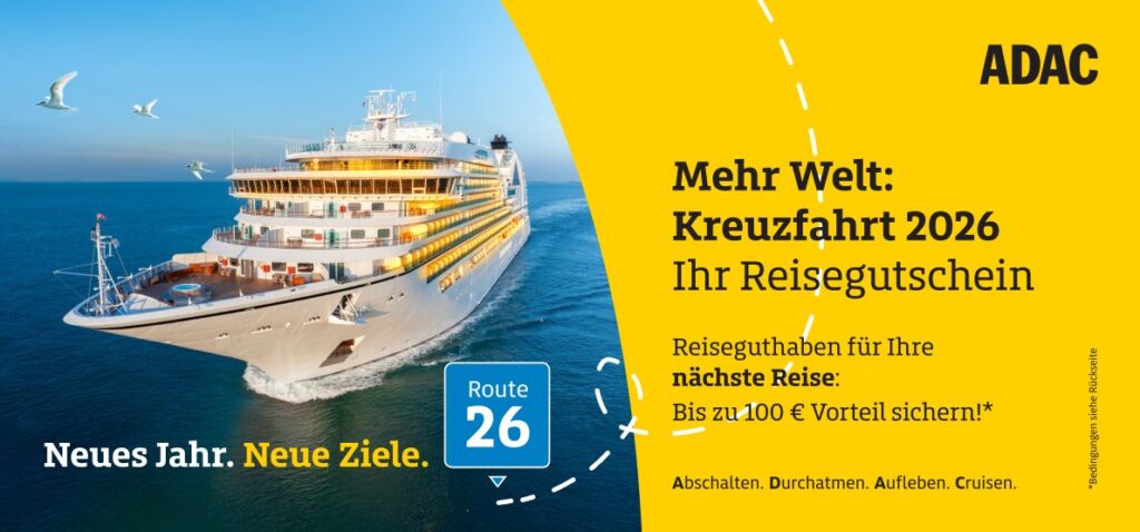 Großes weiß-gelbes Kreuzfahrtschiff auf blauem Meer unter klarem Himmel