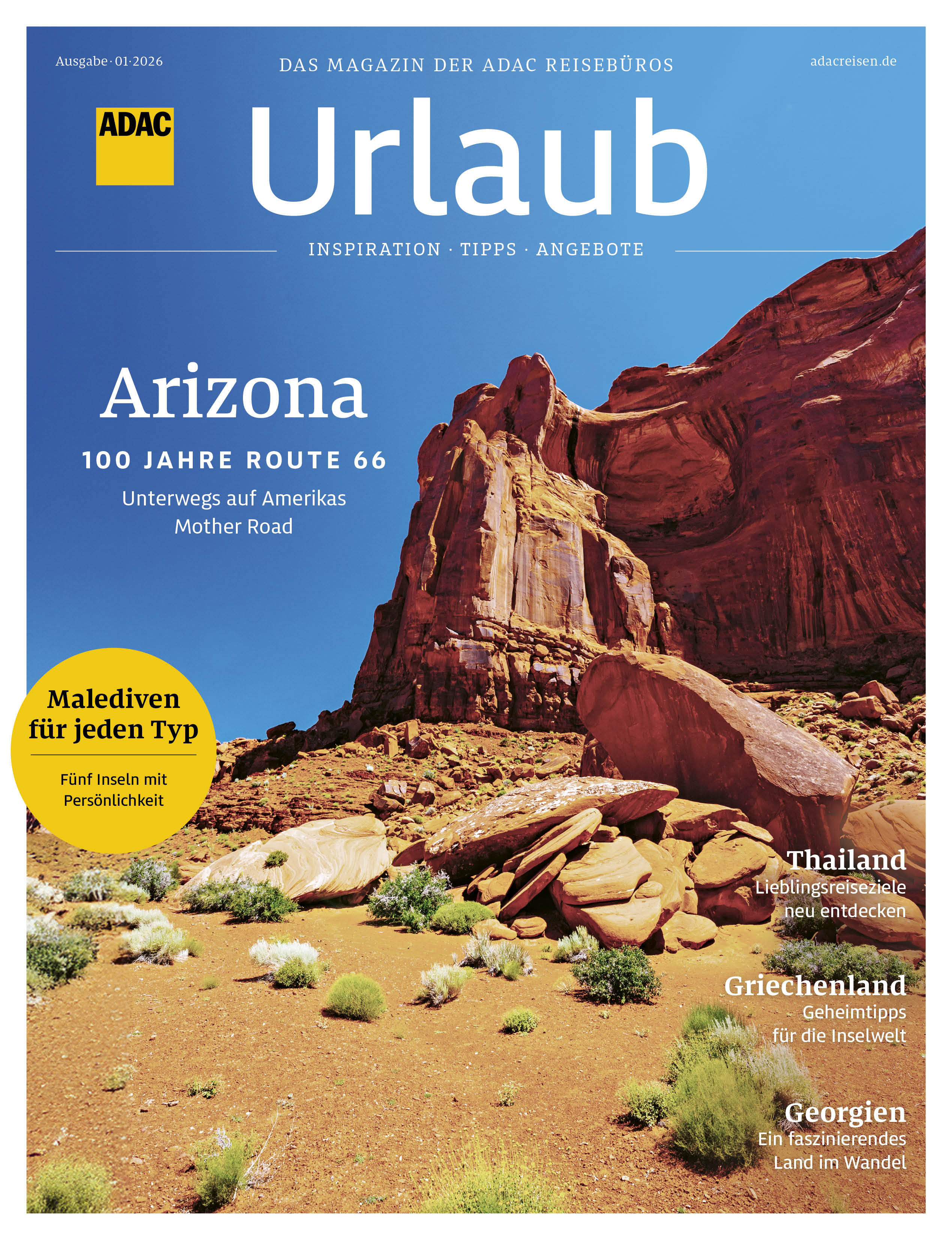Eine rote Felslandschaft mit strahlend blauem Himmel und Sonne in Arizona
