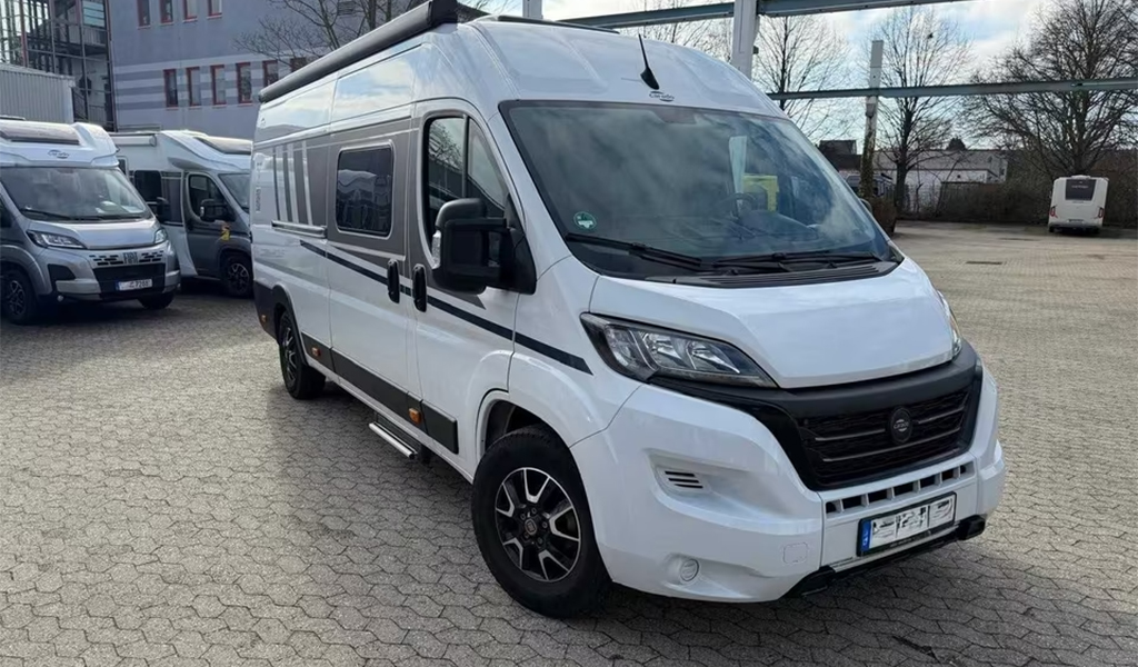 Weißer Kastenwagen mit schwarzen Akzenten und modernen Leichtmetallfelgen