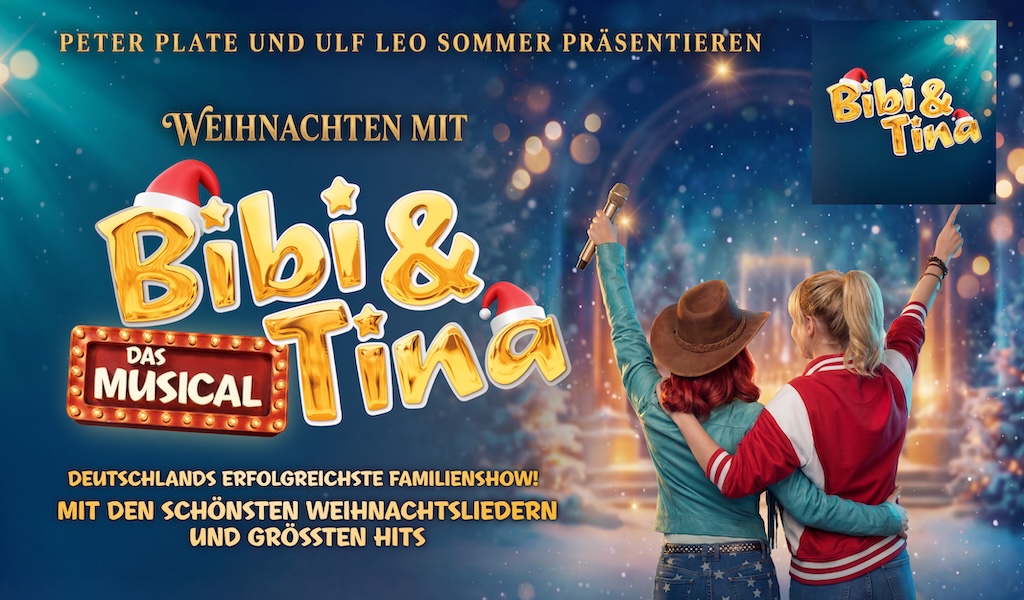 Zwei junge Frauen feiern fröhlich vor einem großen Bibi und Tina Musical Plakat