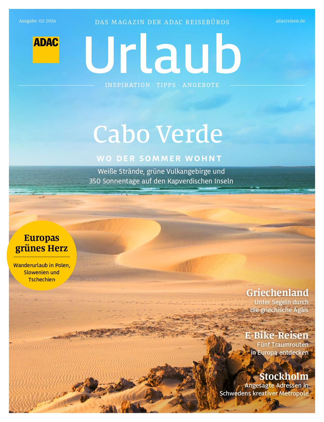 Sonnige Wüste mit goldenem Sand und türkisfarbenem Wasser im Hintergrund