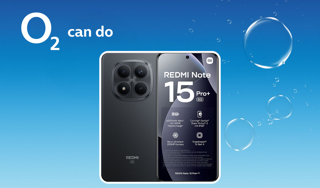 Ein schwarzes Redmi Note 15 Pro Plus Smartphone vor blauem Hintergrund mit Blasen