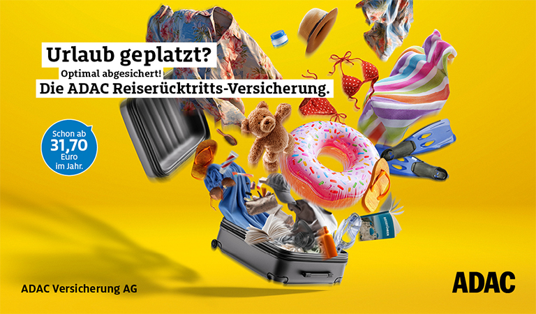 Offener Koffer mit bunten Reiseutensilien fliegen durch gelben Hintergrund