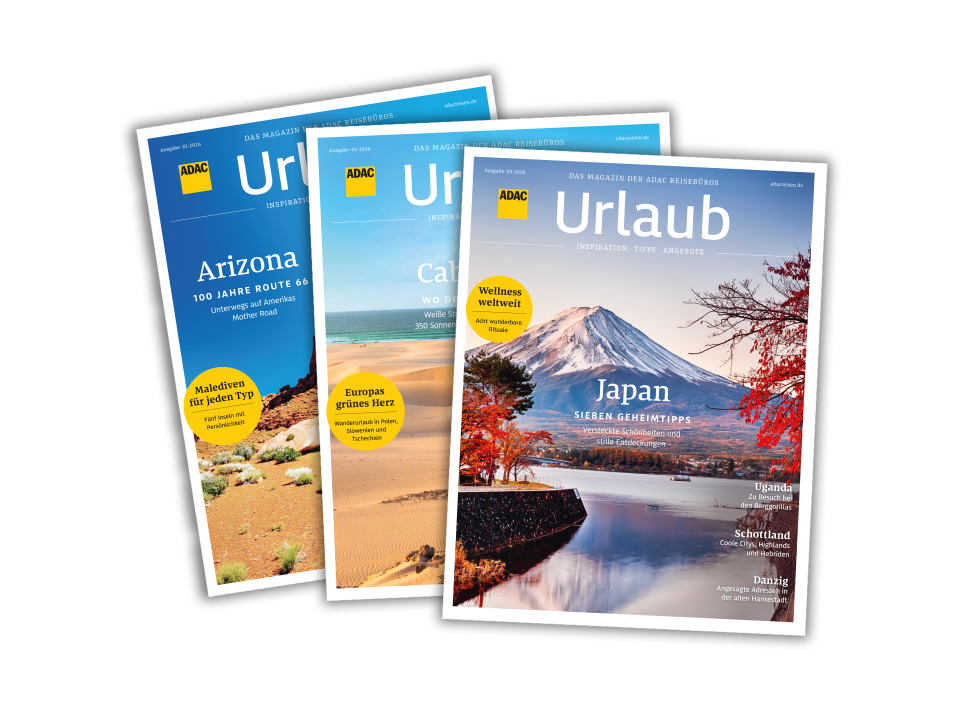 Drei ADAC Urlaubsmagazine mit bunten Titelseiten und Reisezielen wie Japan und Arizona
