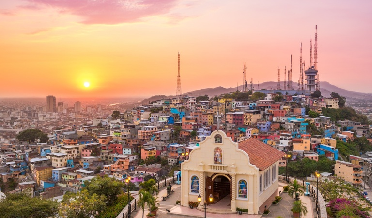 Eine bunte Stadtlandschaft mit Sonnenuntergang und einer weißen Kirche im Vordergrund