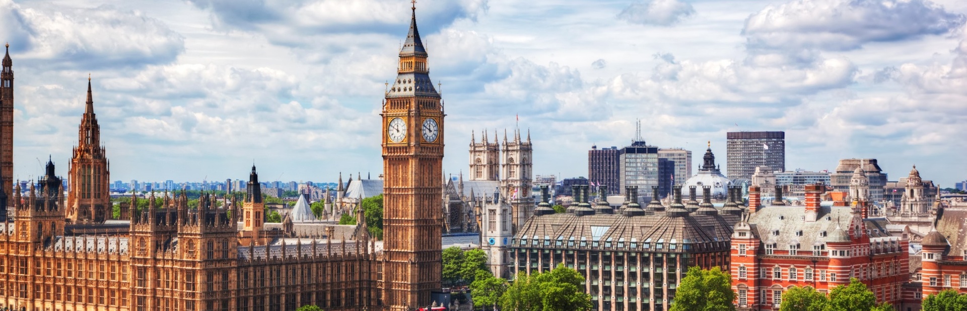 Die Skyline von London zeigt den Big Ben und andere historische Gebäude bei blauem Himmel