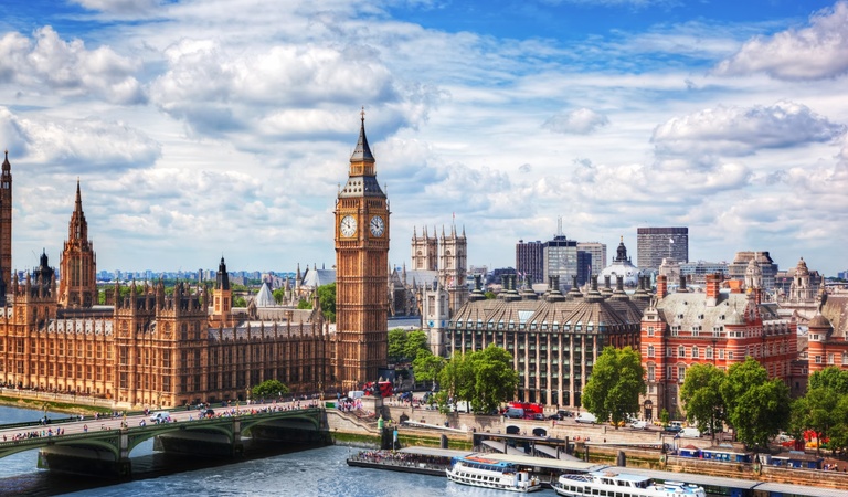 Das Bild zeigt den Big Ben und das Parlament in London unter blauem Himmel mit Wolken