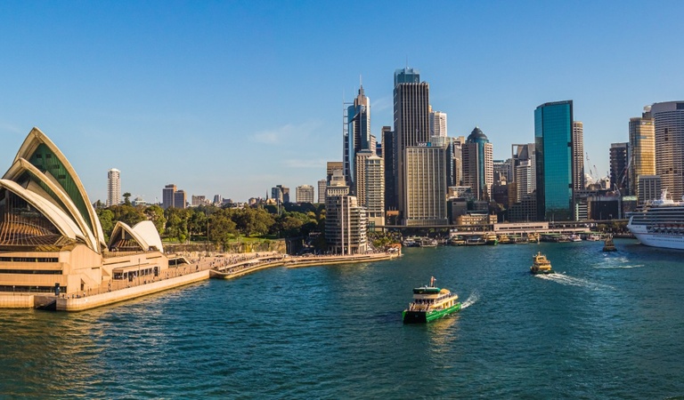 Sydney Skyline mit Opernhaus und Booten im sonnigen blauen Hafen