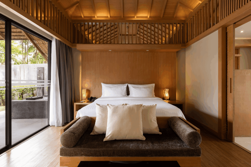 Modern Schlafzimmer mit Holzdekor, großem Bett und hellen Kissen, freundlich beleuchtet