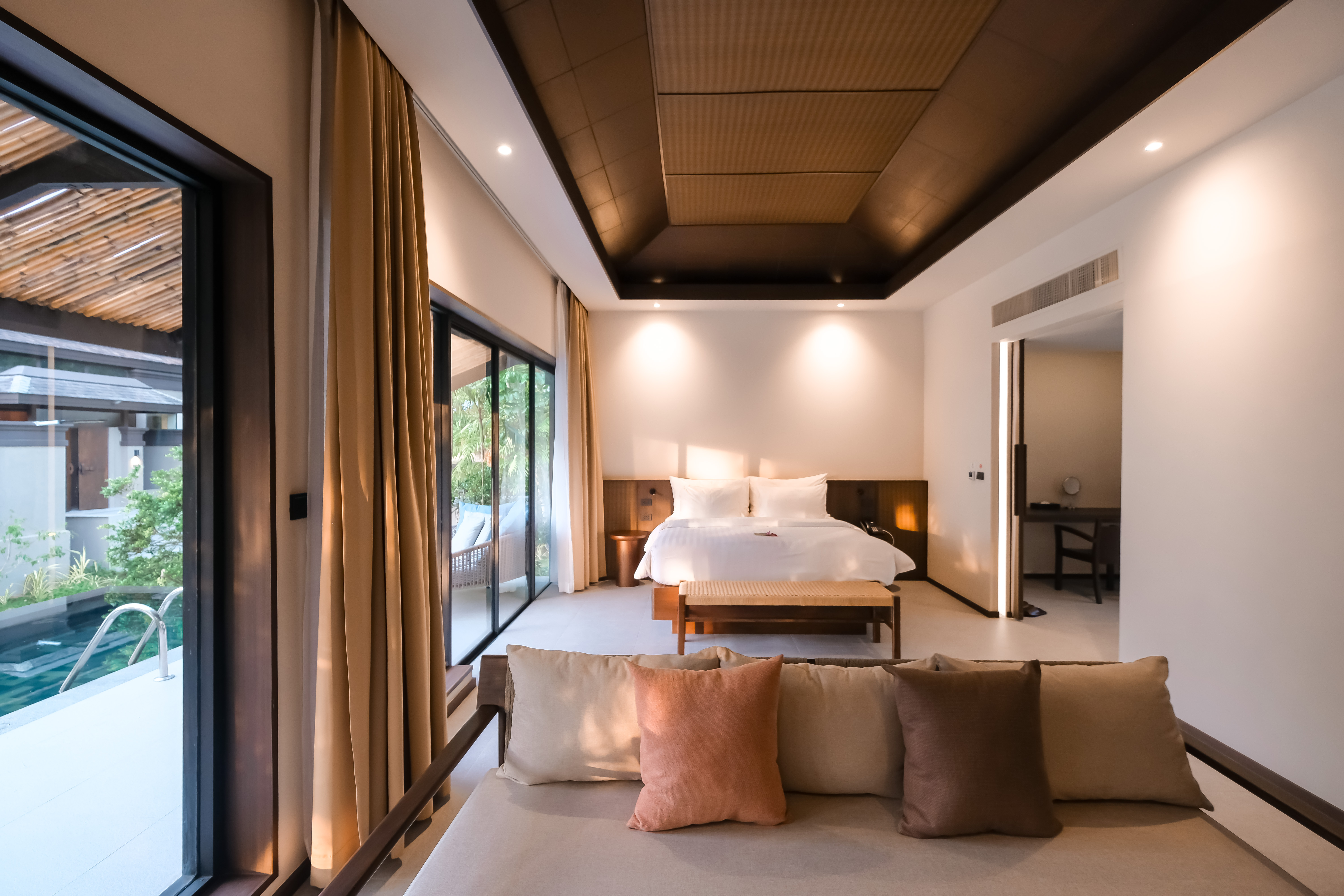 Modern Schlafzimmer mit hellen Farben und großen Fenstern Blick auf den Pool
