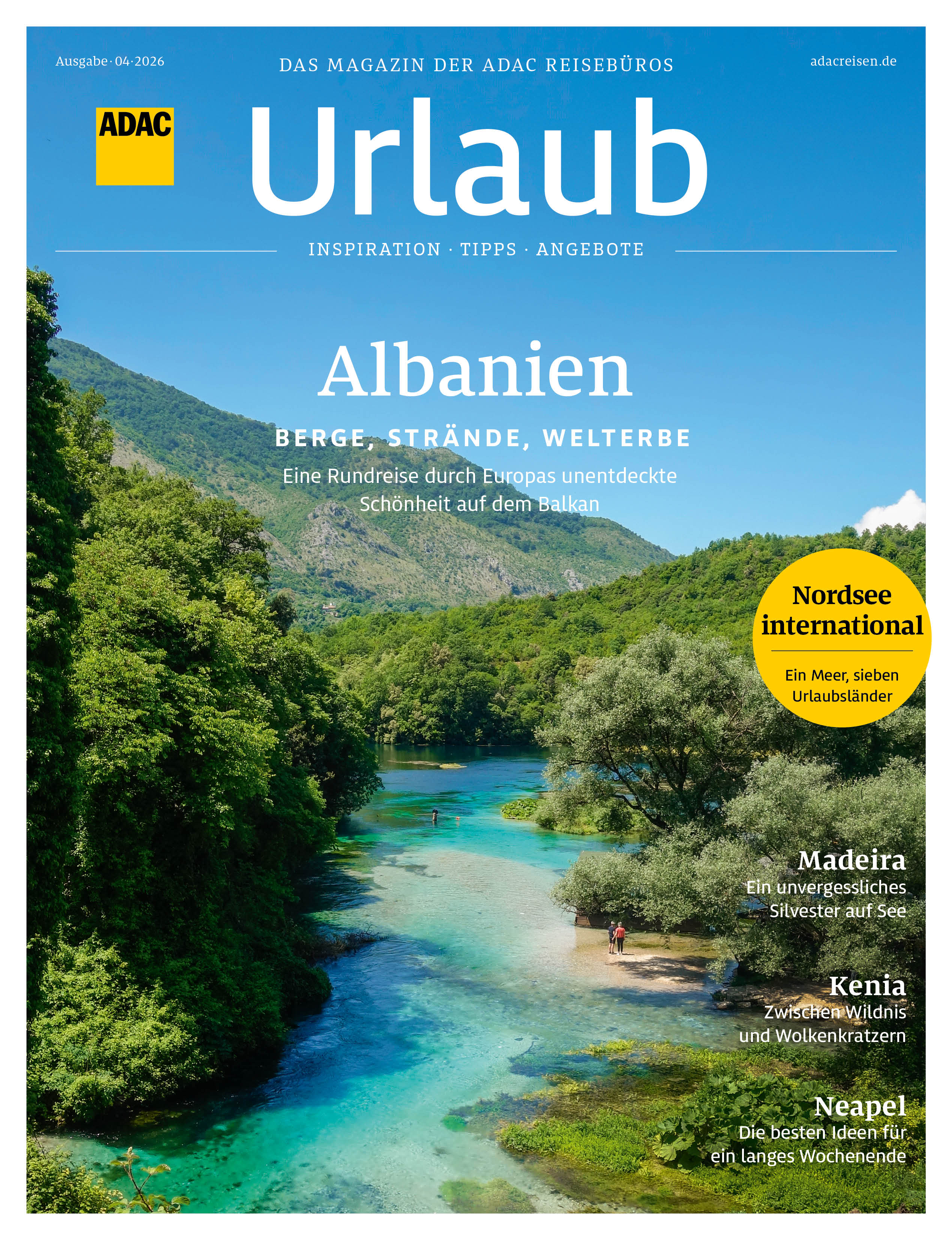 Fluss in Albanien umgeben von grünen Bäumen und Bergen unter klarem blauen Himmel