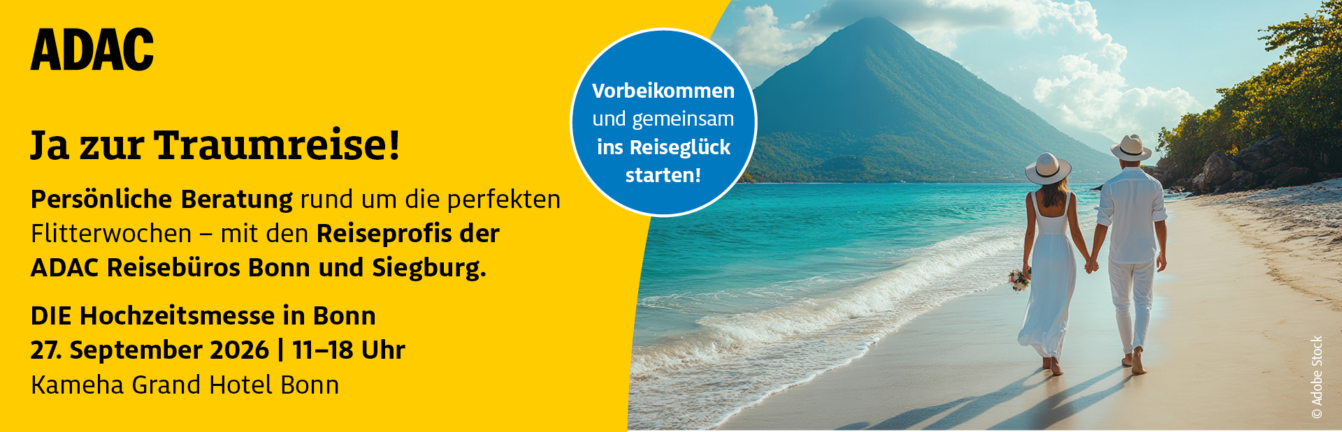 Ein Paar in weißer Kleidung hält Händchen und blickt glücklich auf ein blaues Meer