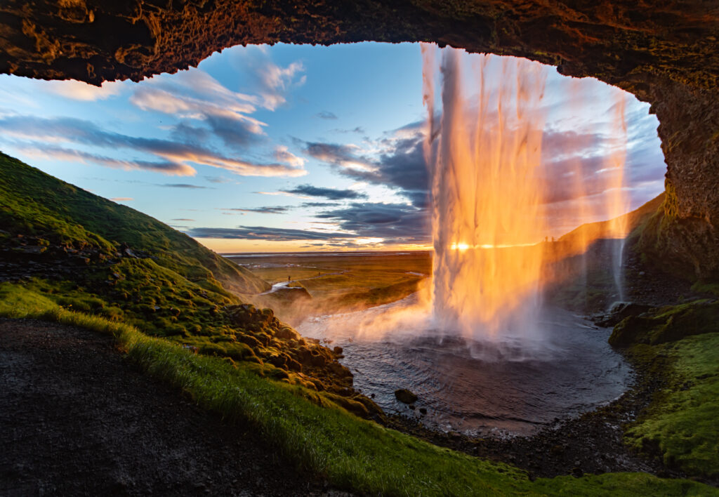 Ein Wasserfall mit Sonnenuntergang, Licht strahlt durch das herabfallende Wasser