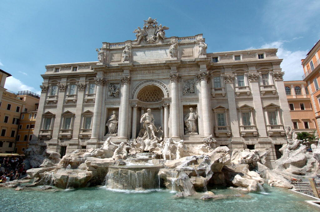 Das Bild zeigt den hellen Trevi Brunnen mit detailreichen Figuren und klarem Wasser