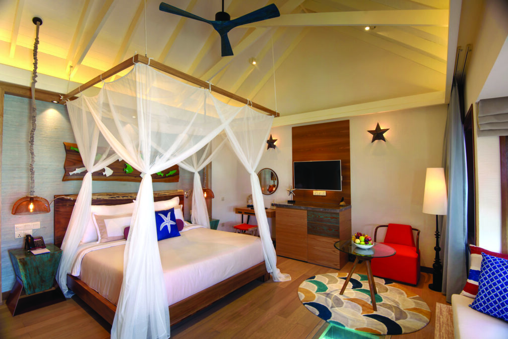 Modern Schlafzimmer mit Himmelbett, heller Einrichtung und Sternendekoration
