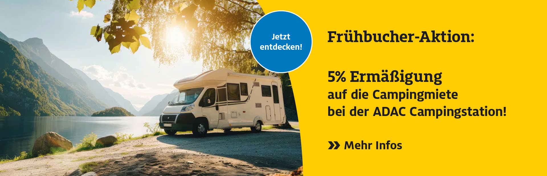 Ein weißes Wohnmobil steht bei Sonnenaufgang idyllisch am See vor grünen Bergen.