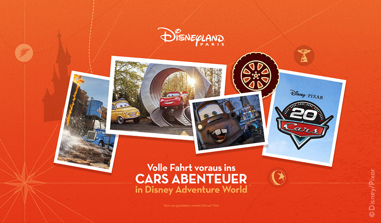 Mehrere fröhliche animierte Autos vor buntem Hintergrund mit Disney-Pixar-Logo