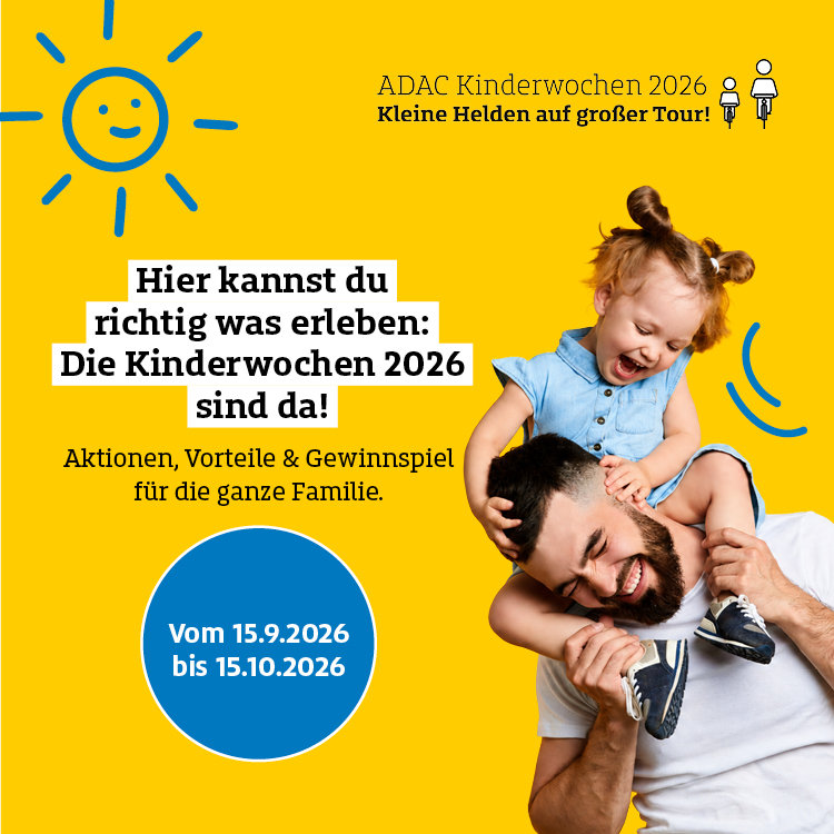 Ein Mann mit Bart lacht und hebt ein glückliches Mädchen vor gelbem Hintergrund