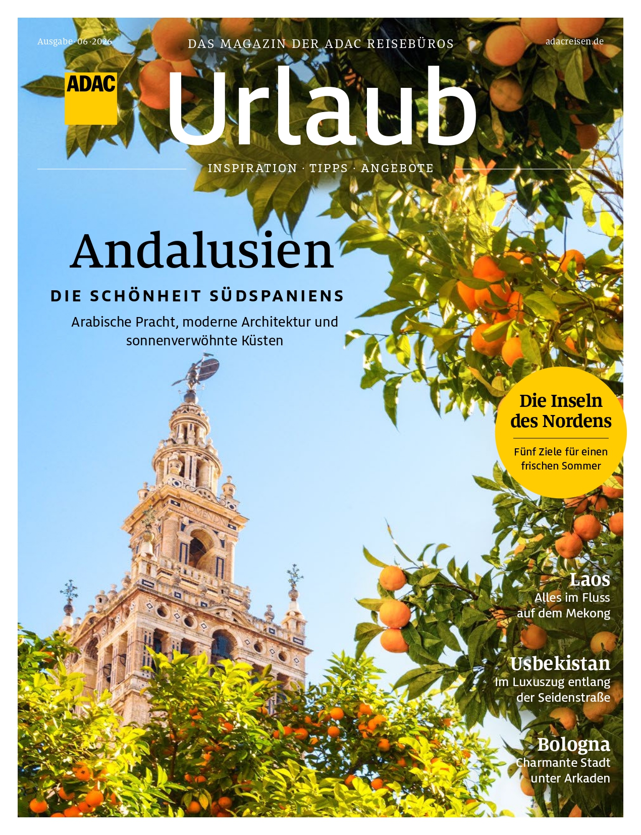 Ein sonniger Tag vor der Giralda in Sevilla, gesäumt von orangefarbenen Früchten
