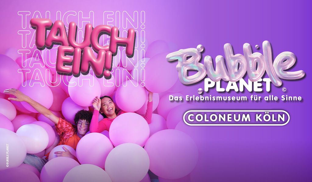 Drei Personen lächeln fröhlich zwischen großen rosa und lilafarbenen Luftballons
