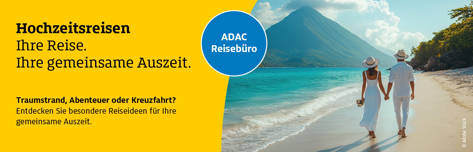 Ein Paar hält Händchen am tropischen Sandstrand mit türkisblauem Wasser und Bergen